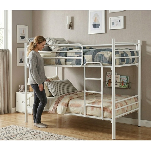Bunk bed with ladder and safety railing, functional and easy to assemble. Wooden slatted bed base with central reinforcement.